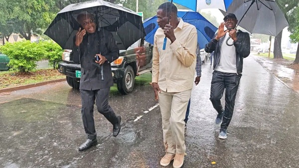 Lomé : le ministre Calixte Madjoulba supervise les opérations après la chute d’un arbre sur le boulevard Eyadéma