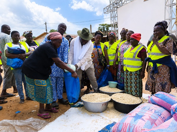 Inondations à Lomé : près de 500 ménages sinistrés assistés par Togbui LANKLIVI Adjikou 1er à Adakpamé Kpota Colas
