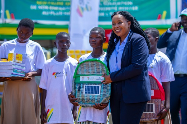 Au Togo, les sacs solaires du SWEDD+ conjuguent réussite scolaire et engagement environnemental